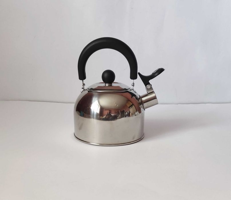 Нов иноксов свирещ чайник с подвижна дръжка