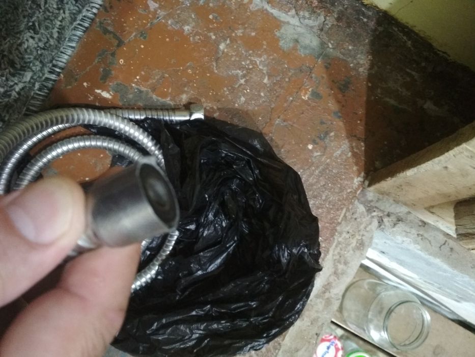 Шланг для душа в рабочем состоянии