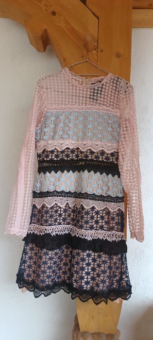 Rochia elegantă cu dantelă multicoloră