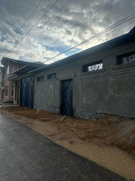 Зангиота туманида 8,5 сотик каропка уй сотилади. Нархи келишилади.