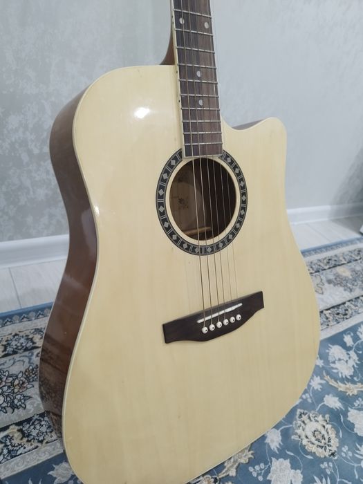Продам гитару Madina