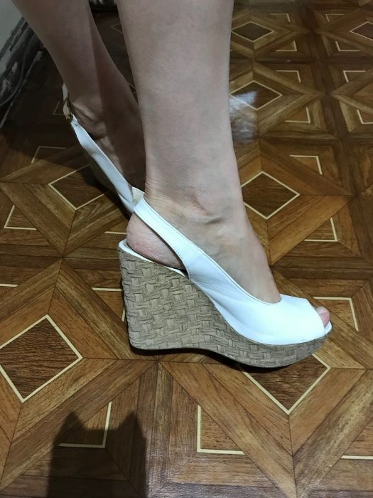 босоножки на танкетке