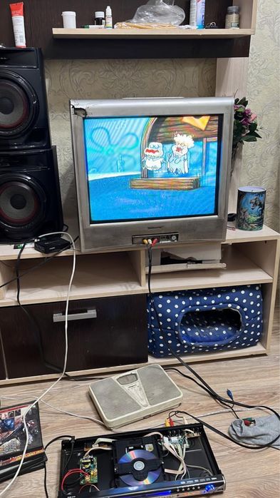 Продам недорого телевизор sony