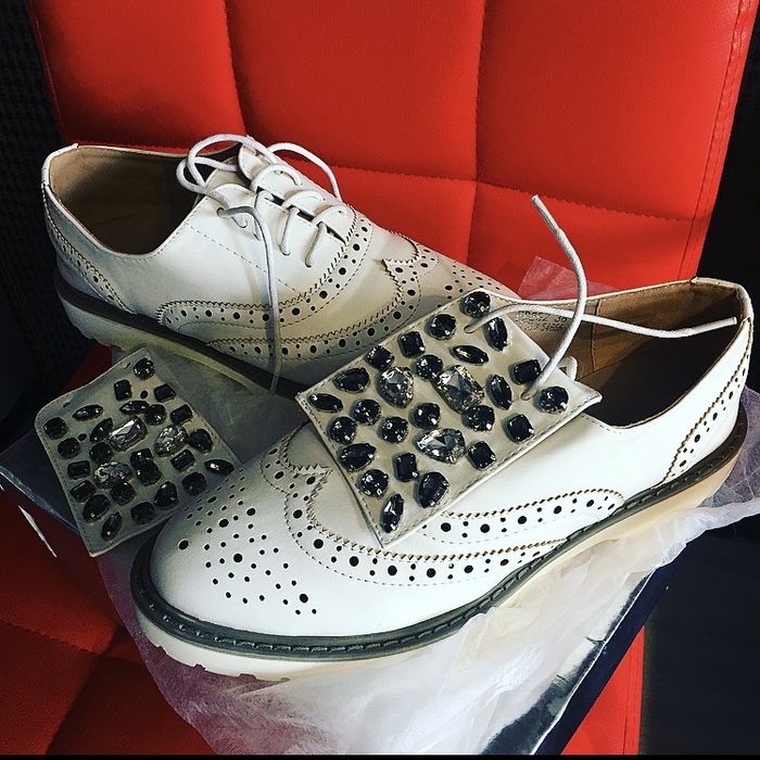 нови бели и златисти обувки.