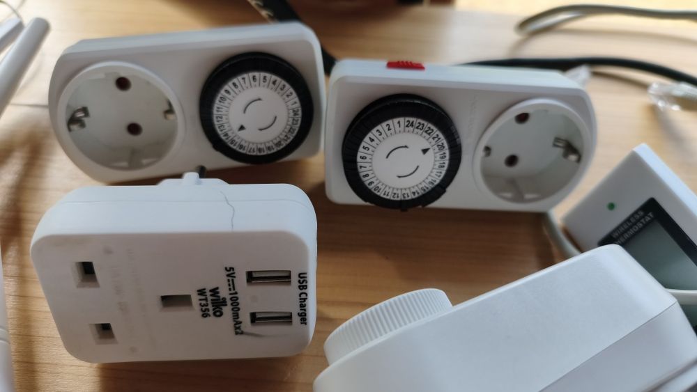 Лот рутер, телефон, 4g SIM рутер и много кабели ethernet и други