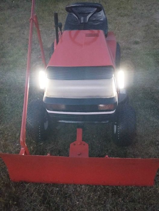 Tractoras gazon MTD motor Briggs Stratton 12,5 Cp cu lama de zapada si nu numai .