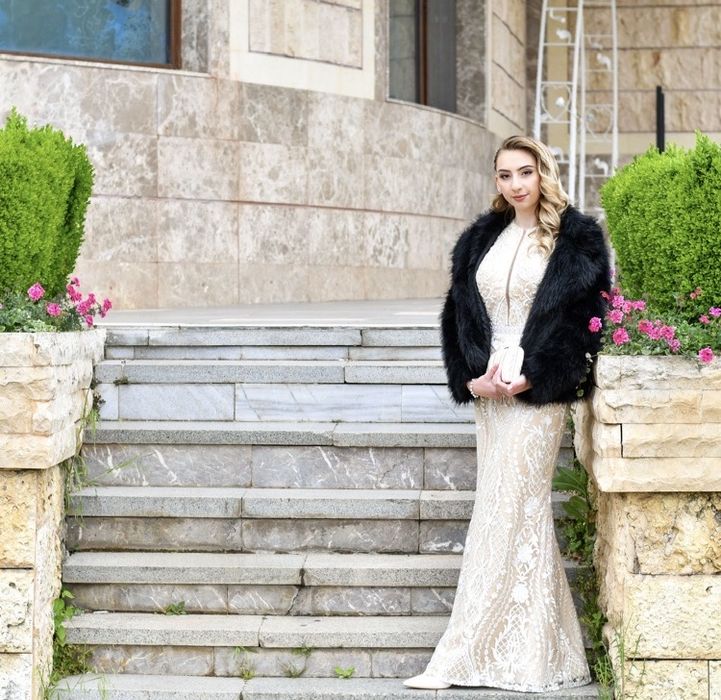 Бална рокля с гол гръб