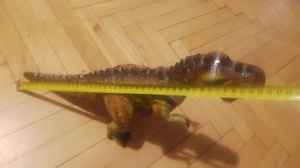 Продавам движдещ се,светещ и говорещ динозавър играчка