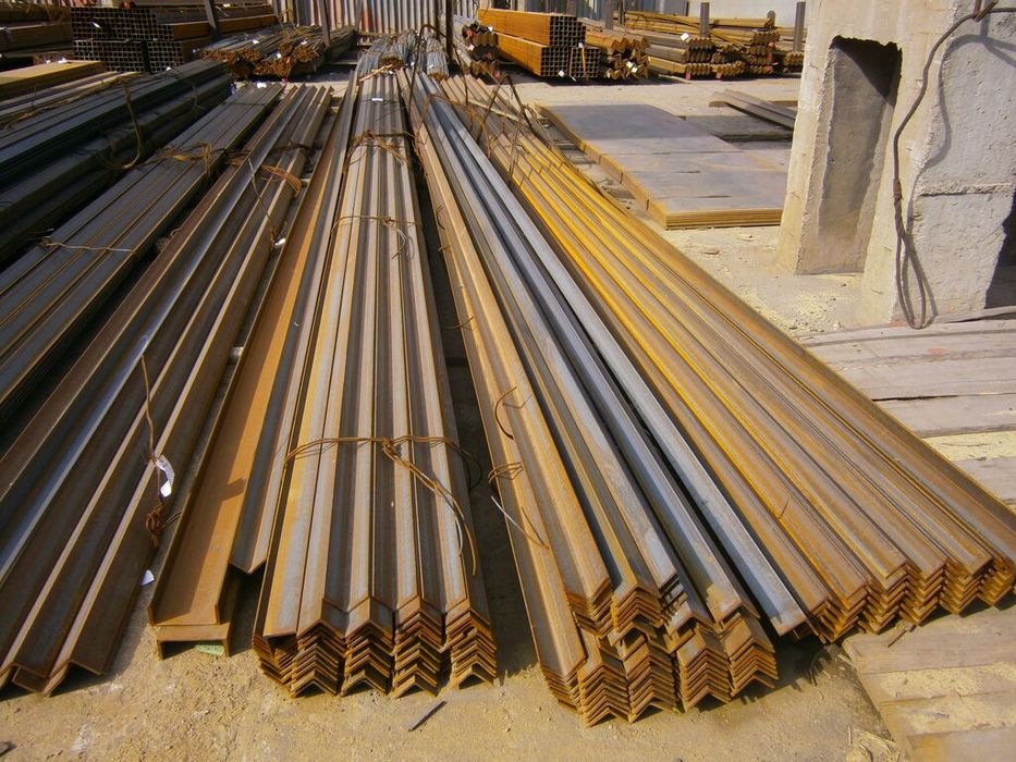 Продам угольник 300метров толщина 2,5