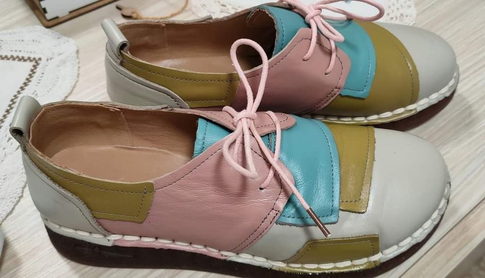 Чисто нови обувки от естествена кожа