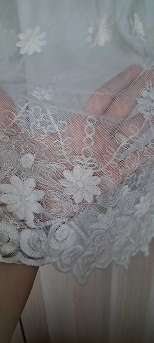 Rochie diafana cu broderie