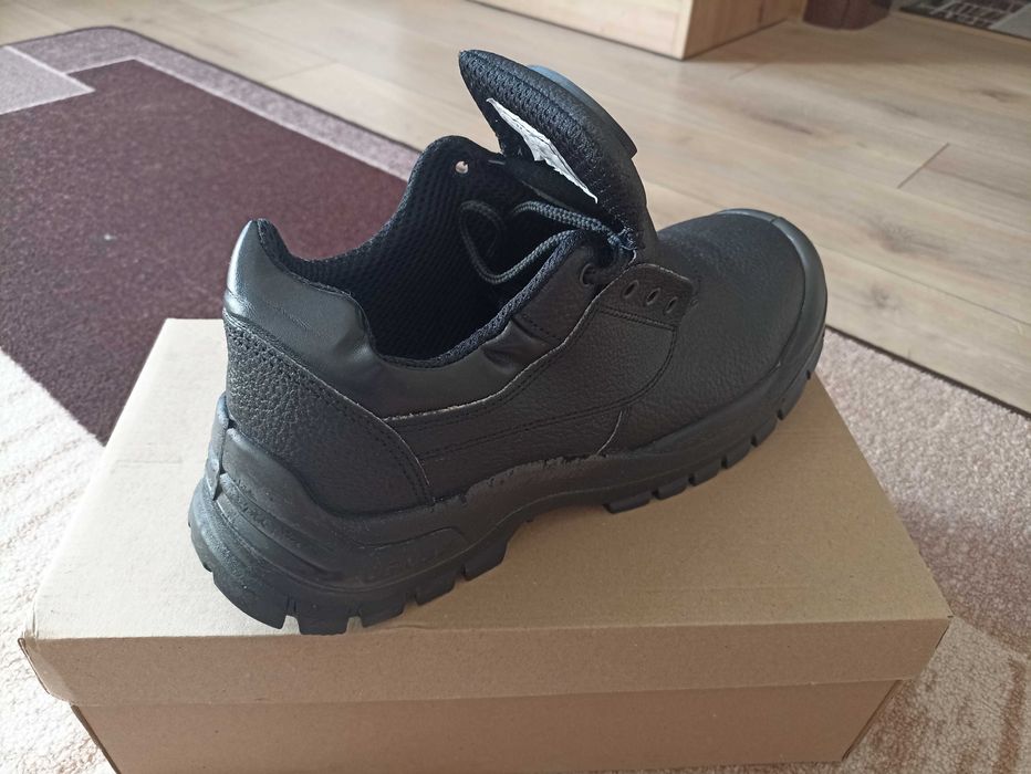 Работни обувки без метално бомбе