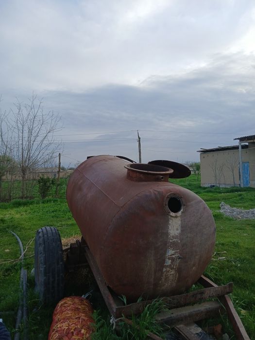 2 tonnali suv saqlaydigan boʻchka .Boʻlanlari yaxshi holatda