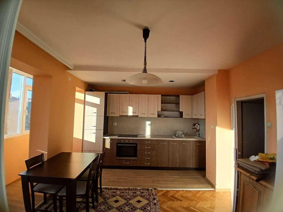 Дава се под наем Четиристаен апартамент в Варна, Център - 100 кв.м за 722.67 € - Снимка #2