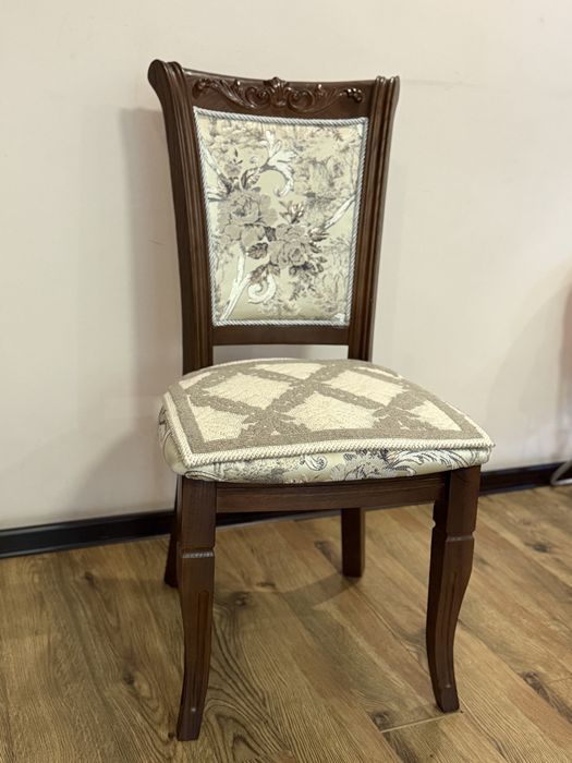 Стол со стульями