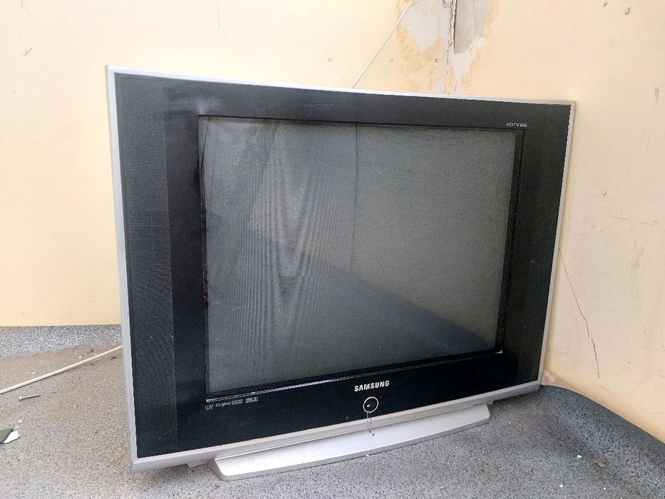 Отдам даром диван и телеаизор