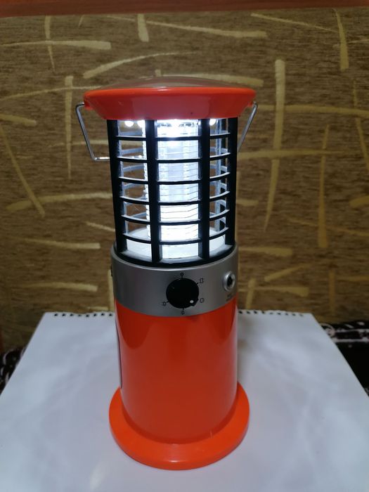 Lampa solară multifuncțională pentru camping cu dispozitiv de eliminare a insectelor