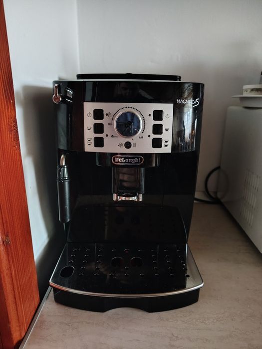 Espressor  automat DeLonghi Magnifica S , 1450W, 15bari, in garantie