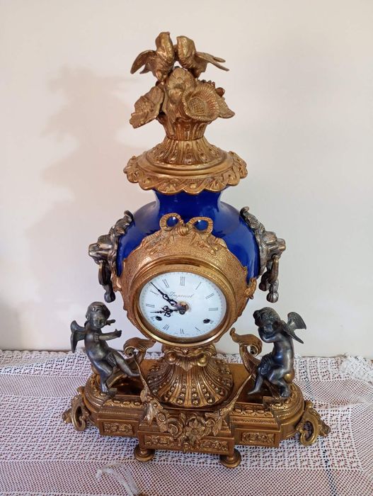 Старинен каминен часовник