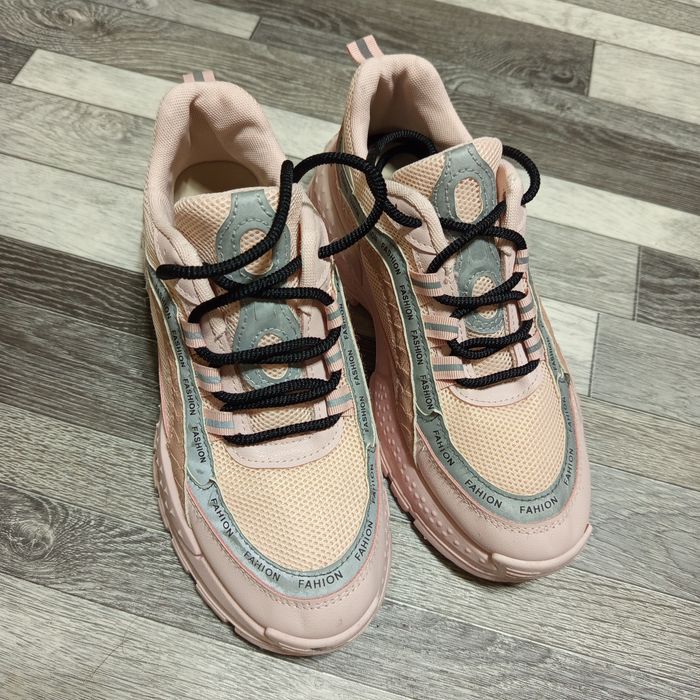 Продам розовые кроссовки