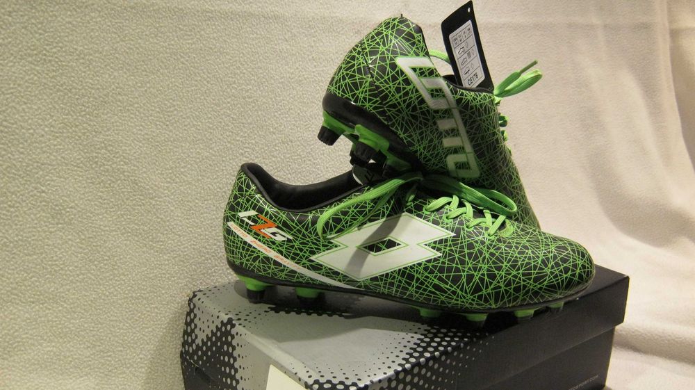 Crampoane.UMBRO.Ghete Fotbal nr 43 sau 27,5 cm.NOI