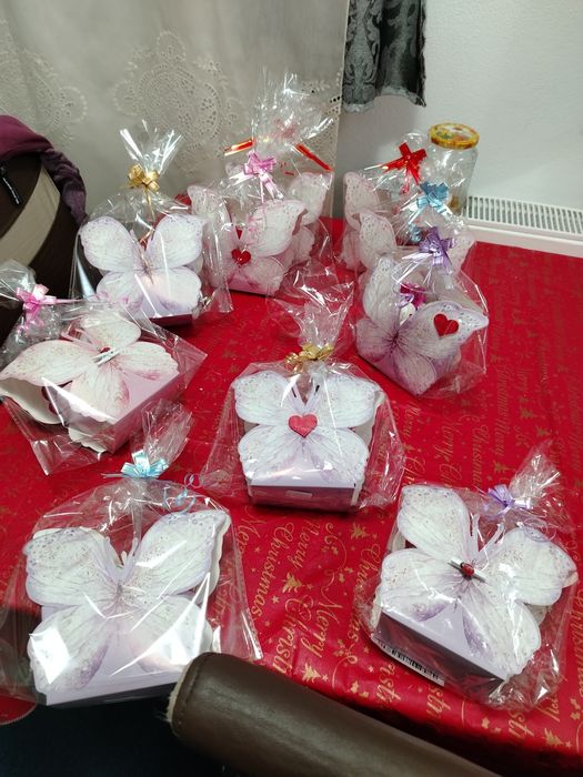 Vând aranjamente florale