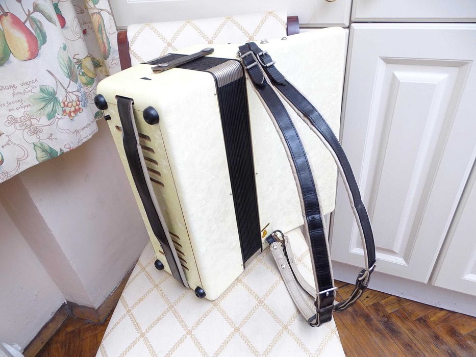 Отличен акордеон Велтмайстер Стела 60 баса