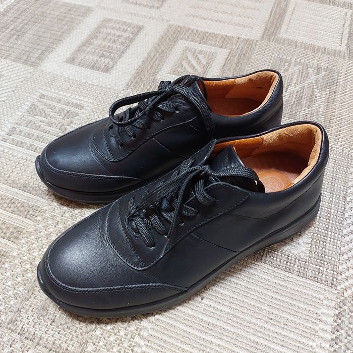 Продам кроссовки женские