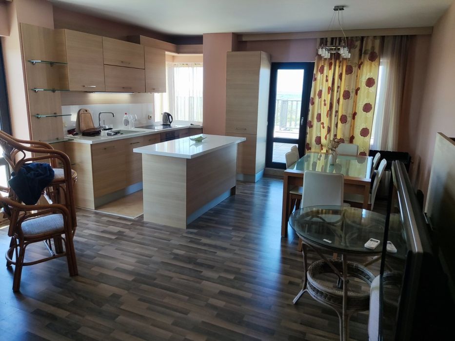 Дава под наем панорамен тристаен апартамент в к-с "Приселски манастири