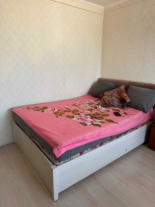 Продам кровать.стол.тумбу