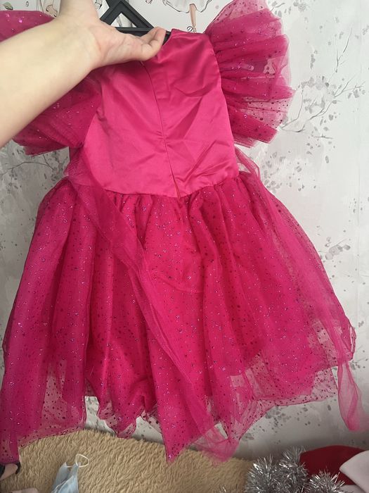 Продам платья на девочку 3-4 года