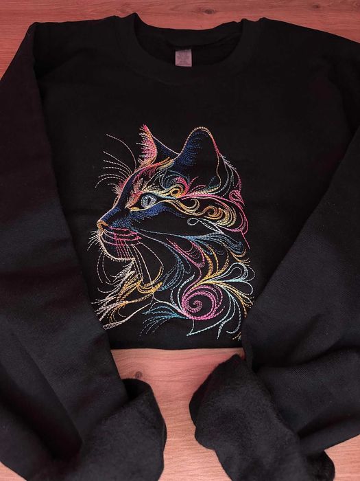 Felina Radiantă: Bluza Fluffy Rainbow Cat