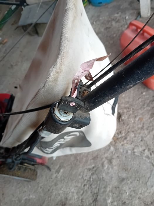 Masina de tuns gazon cu propulsie ,pe benzina și baterie .stare buna.
