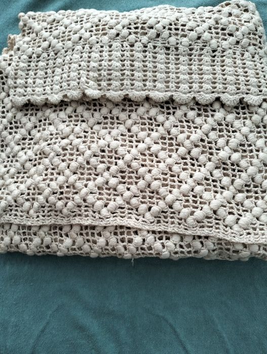 Cuvertura din lână si ie brodata