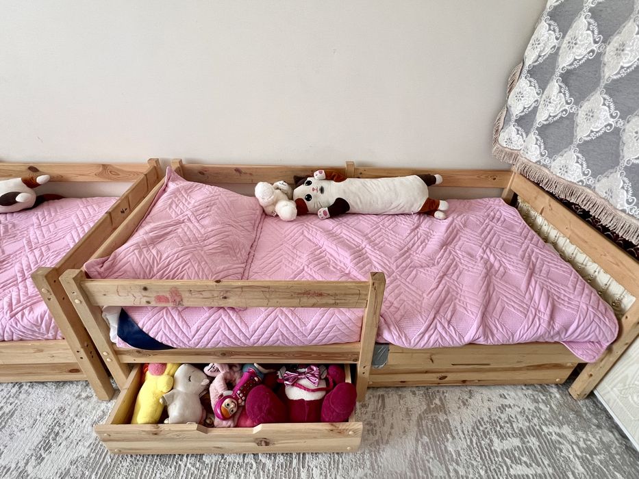 Детская кровать с матрасом и выдвижным ящиком