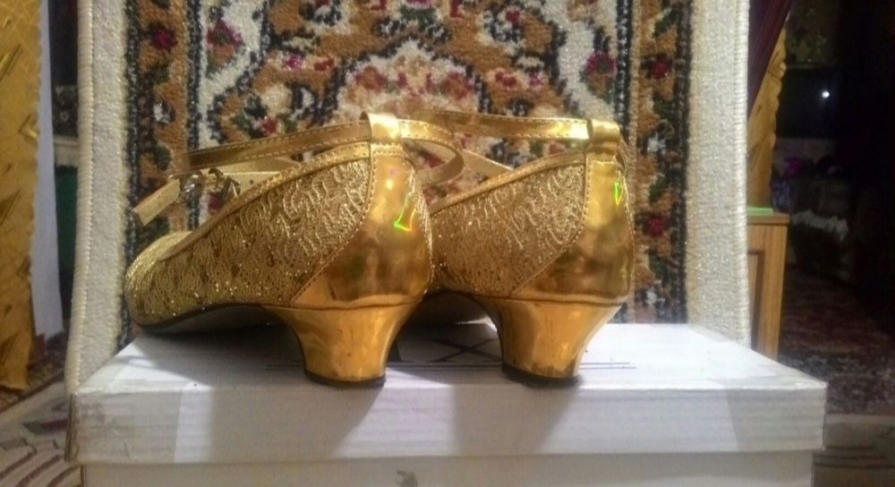 Продам блестящие туфли