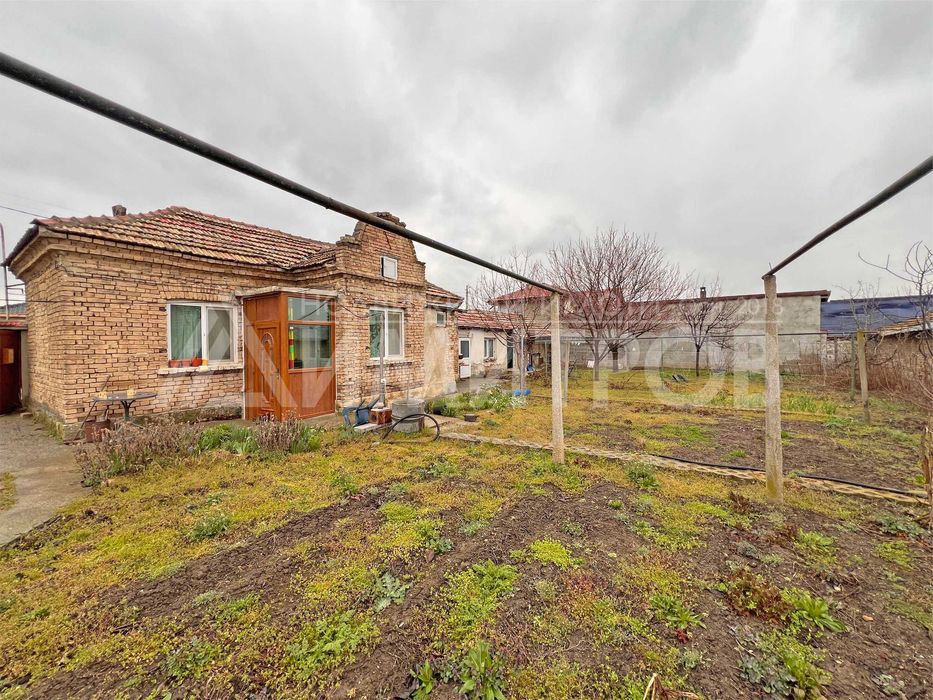 Продава напълно самостоятелна къща с двор в гр. Нови пазар в Добруджанския квартал на града.