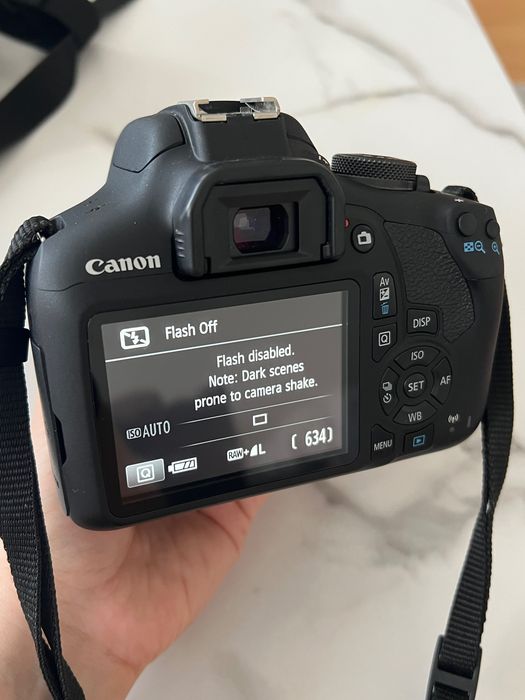 Фотоапарат Canon EOS 2000D (като нов)