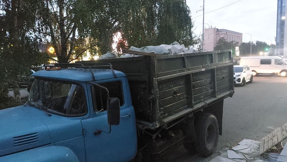 Вывоз мусор на машине зил