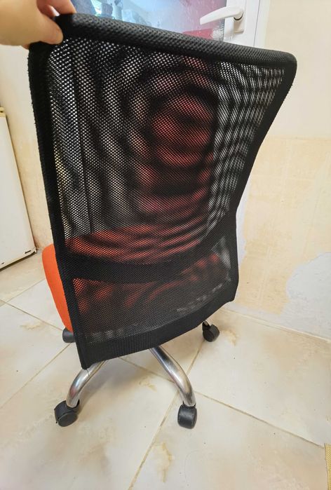 Продавам въртящ стол употребяван