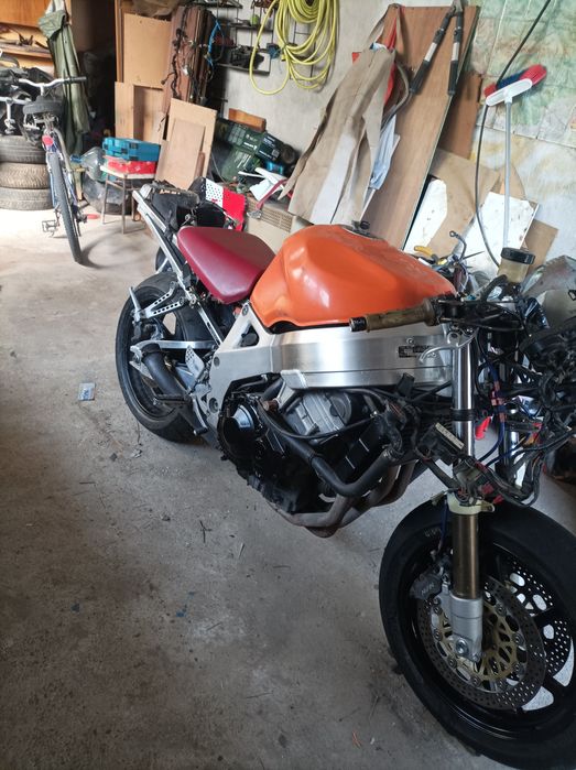 Хонда ЦБР 893 на части почти всичко налично.