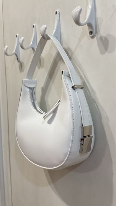 Сумки черная и белая.