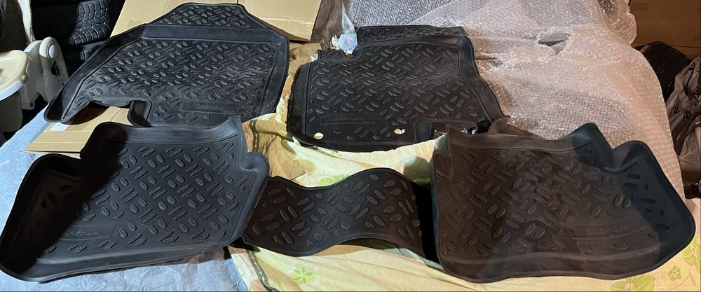 Продам коврики на машину
