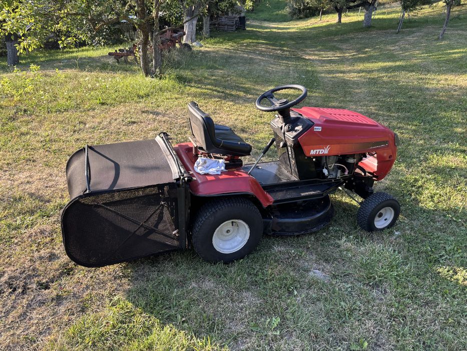 Vand tractoras de tuns iarba