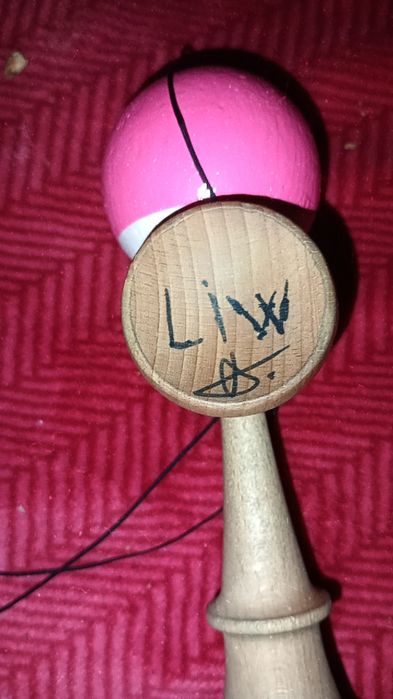 Kendama. semnată de Liviutz Și Darius Drăghiciu