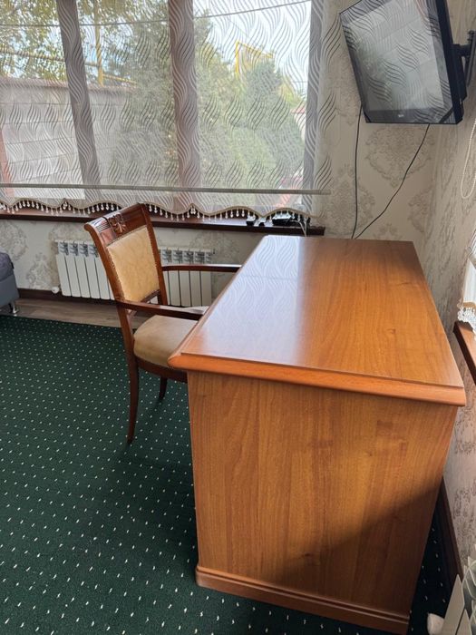 Стол деревянный с креслом