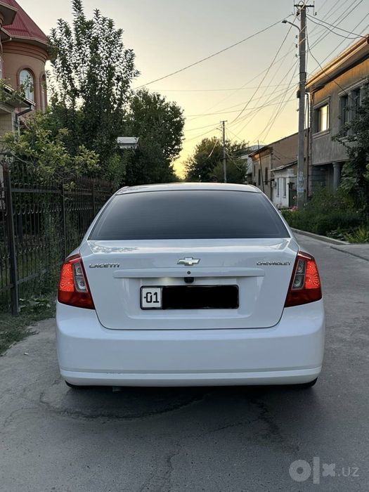 Lasetti 1.8 sotiladi