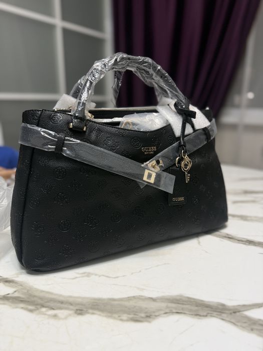 Продам оригинал Guess