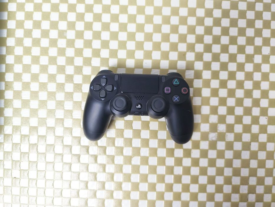Se vinde PS 4 Pro  1 Tb