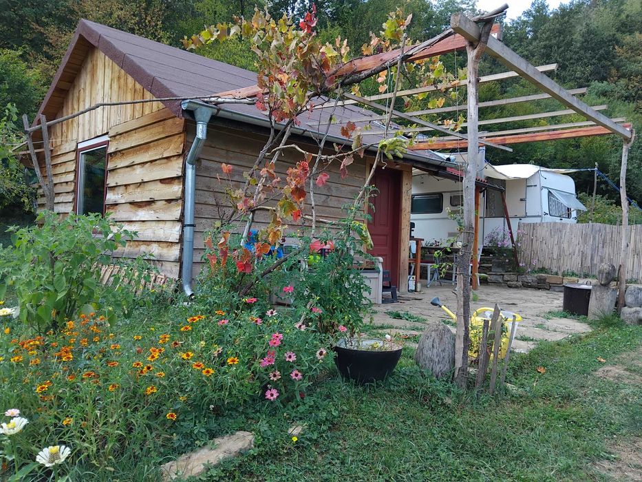 Продавам 1010 кв. м. в регулация и 2 декара зем. земя в с. Враниловци.